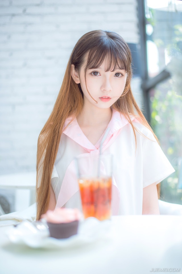 对于小野的教育，韩寒说唯一的要求是善良和想象力。韩寒不希望女儿为产品代言，他说他不希望女儿配合这个世界，但希望她认识和了解这个世界！——韩寒